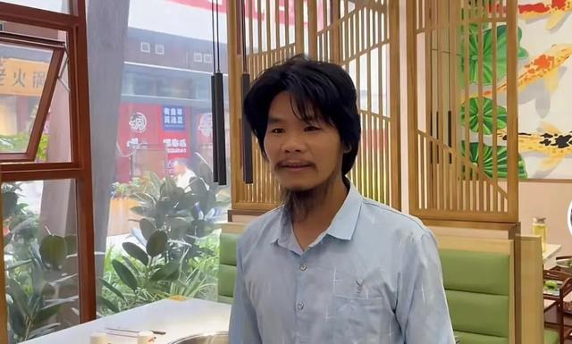 网传的截图显示,有人在朋友圈发布图片和文字,称低价转让周某烤吧。